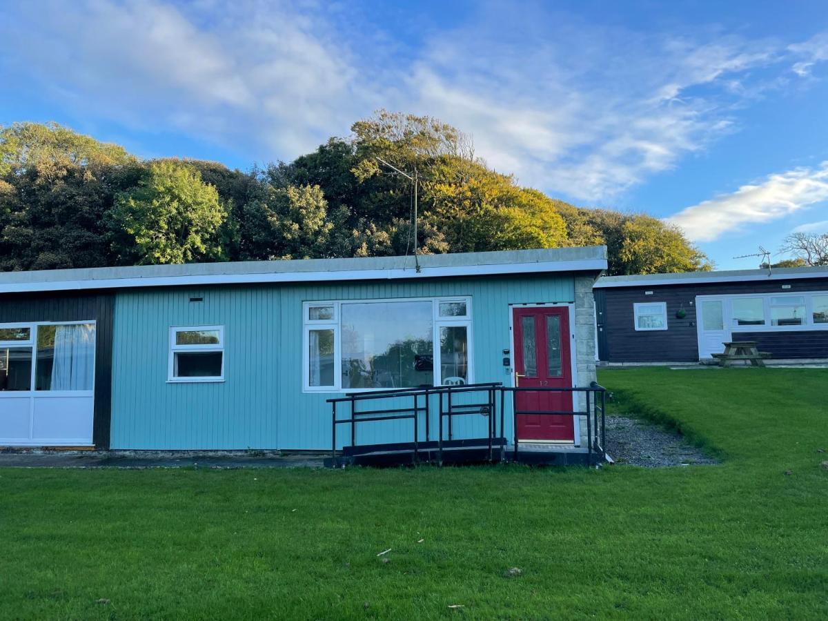 Entire Cozy Chalet In Bideford Bay Holiday Park Exterior foto